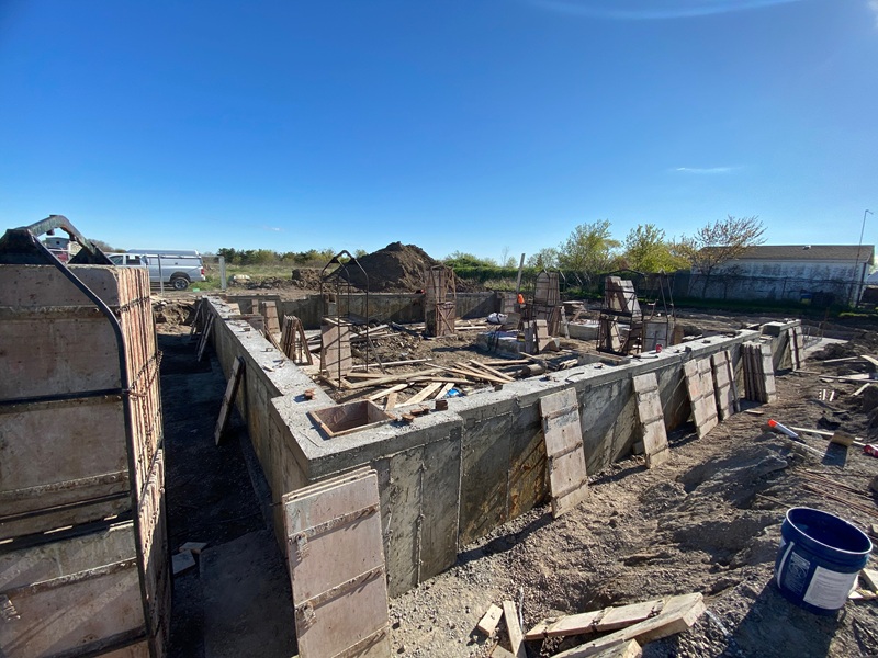 Concrete foundation wall construction with reinforcement and formwork